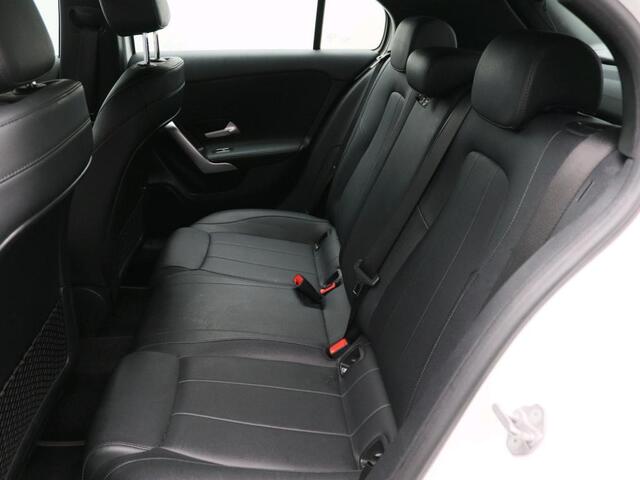 Mercedes-Benz A-KLASSE 180 Business Solution Luxury Sfeerverlichting | Achteruitrijcamera | Ledkoplampen | Stoelverwarming | MBUX Augmented reality voor navigatie. Inclusief 24 maanden MB Certified garantie voor Europa.