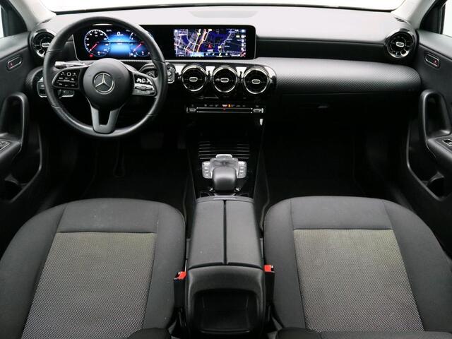 Mercedes-Benz A-KLASSE 180 Business Solution Ledkoplampen | Stoelverwarming | Achteruitrijcamera | Elektrisch inklapbare buitenspiegels | Apple CarPlay. Inclusief 24 maanden MB Certified garantie voor Europa.