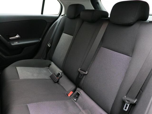 Mercedes-Benz A-KLASSE 180 Business Solution Ledkoplampen | Stoelverwarming | Achteruitrijcamera | Elektrisch inklapbare buitenspiegels | Apple CarPlay. Inclusief 24 maanden MB Certified garantie voor Europa.