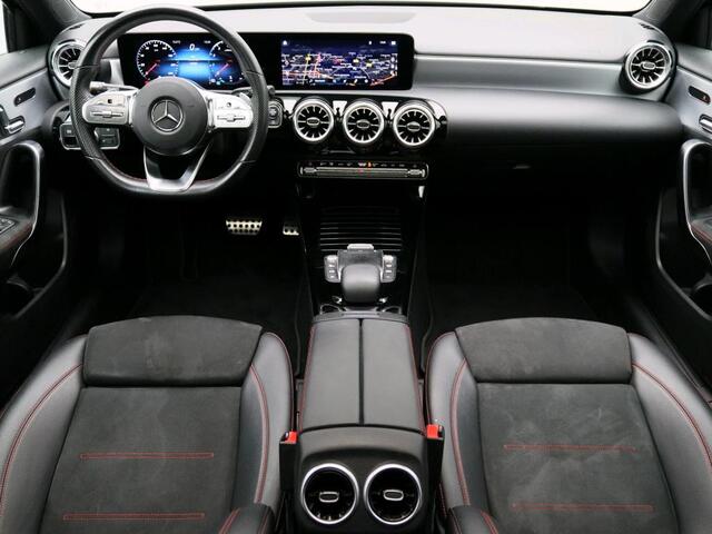 Mercedes-Benz A-KLASSE 180 Business Solution AMG AMG Line | Night Pakket | Panorama Schuif-Kanteldak | Sfeerverlichting | MultiBeam koplampen | Memory Voorstoelen. Inclusief 24 maanden MB Certified garantie voor Europa.