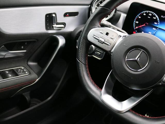 Mercedes-Benz A-KLASSE 160 Business Solution AMG Handgeschakeld AMG Line | Night Pakket | Panorama Schuif-Kanteldak | Sfeerverlichting | Memory Voorstoelen | MultiBeam Koplampen. Inclusief 24 maanden MB Certified garantie voor Europa.