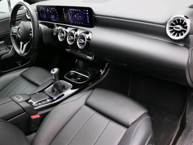 Mercedes-Benz A-KLASSE 160 Business Solution Luxury Panorama Schuif-Kanteldak | Sfeerverlichting | Achteruitrijcamera | Stoelverwarming voor | Buitenspiegels elektrisch inklapbaar. Inclusief 24 maanden MB Certified garantie voor Europa.