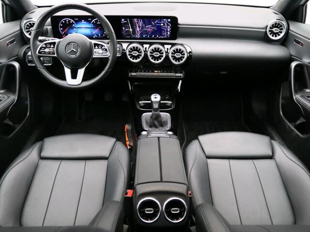 Mercedes-Benz A-KLASSE 160 Business Solution Luxury Panorama Schuif-Kanteldak | Sfeerverlichting | Achteruitrijcamera | Stoelverwarming voor | Buitenspiegels elektrisch inklapbaar. Inclusief 24 maanden MB Certified garantie voor Europa.