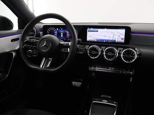Mercedes-Benz A-KLASSE 180 AMG Line | Panoramadak | Night pakket | Premium pakket | Getint glas |