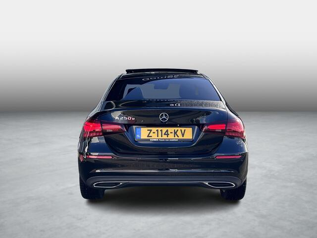 Mercedes-Benz A-KLASSE 250 e | Panoramadak | Luxury | MULTIBEAM LED Koplampen | Dodehoekassistent | Apple CarPlay | Android Auto | Sierdelen Lindehout Zwart | Privacy Glas Achter |