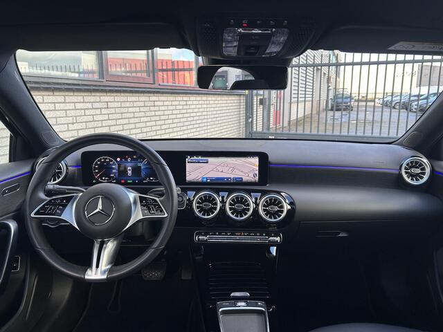 Mercedes-Benz A-KLASSE 250 e | Panoramadak | Luxury | MULTIBEAM LED Koplampen | Dodehoekassistent | Apple CarPlay | Android Auto | Sierdelen Lindehout Zwart | Privacy Glas Achter |