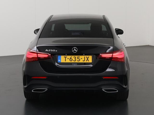 Mercedes-Benz A-KLASSE 250 e AMG Line | Night pakket | Stoelverwarming | Achteruitrijcamera | Keyless |