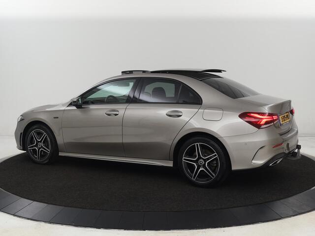 Mercedes-Benz A-KLASSE 250e AMG | Panoramadak | Trekhaak | Memory | Matrix LED | Sfeerverlichting | Leder/Alcantara | Stoelverwarming | Keyless | Camera | Navigatie | Widescreen | PHEV | Plug In
