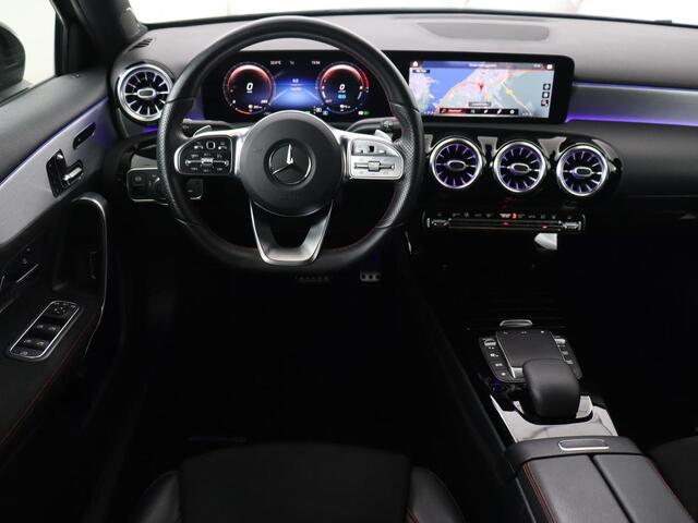 Mercedes-Benz A-KLASSE 250e AMG | Panoramadak | Trekhaak | Memory | Matrix LED | Sfeerverlichting | Leder/Alcantara | Stoelverwarming | Keyless | Camera | Navigatie | Widescreen | PHEV | Plug In