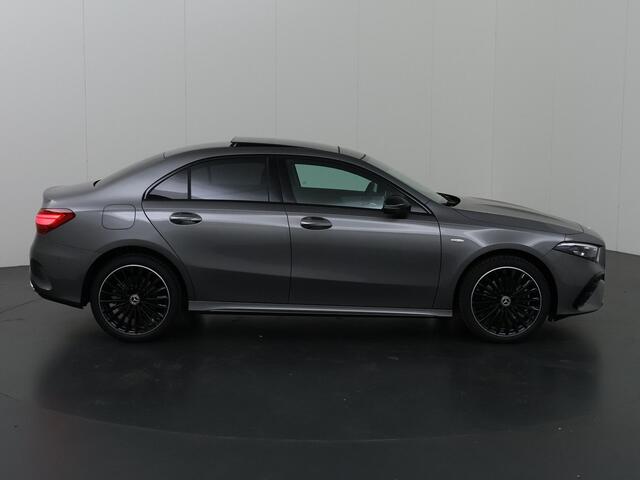 Mercedes-Benz A-KLASSE Limousine 250 e Business Solution AMG | Panoramadak | Night pakket | 19 Inch AMG | DAB+ | Trekhaak