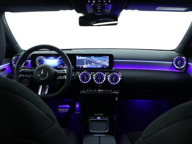 Mercedes-Benz A-KLASSE 250 e Business Solution AMG | Trekhaak | Nightpakket | Premium Plus pakket | Parkeerpakket met 360°-camera | Dodehoekassistent | KEYLESS GO-comfortpakket | Extra USB-poorten | Spiegelpakket | Head-up display |