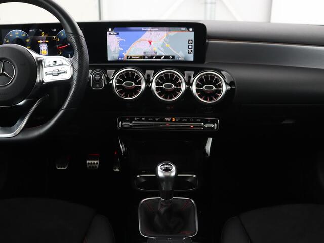 Mercedes-Benz A-KLASSE 160 AMG | Panoramadak | Carplay | Matrix LED | Memory | Stoelverwarming | Leder/Alcantara | Sfeerverlichting | Keyless | Widescreen | Navigatie | Camera
