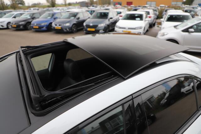 Mercedes-Benz A-KLASSE 200 Business Solution AMG Night 164PK Automaat 19 inch Panoramadak Massage Sfeerverlichting Widescreen Multibeam LED Navigatie Achteruitrijcamera Elektrische Stoelen