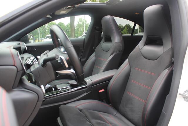 Mercedes-Benz A-KLASSE 180 d Business Solution AMG / A35 AMG Look / Panoramadak / Camera / 19'' / Leder&Alcanatara / Nightpakket / Cruise Control