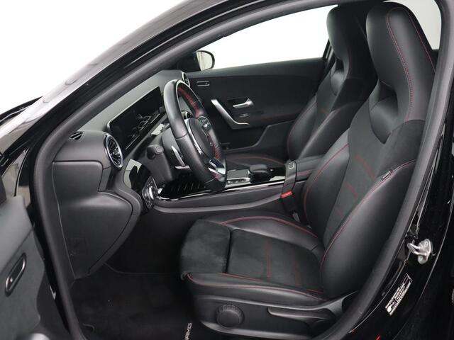 Mercedes-Benz A-KLASSE 250e AMG Night | Carplay | Stoelverwarming | Camera | Half leder | Navigatie | Full LED | Climate control | Cruise control | Getint glas | PHEV | Plug In