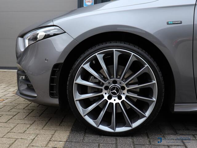 Mercedes-Benz A-KLASSE 250 e AMG | 8G Aut | Night | Ambiente Light | Elektr. Pano | MBUX High End | Apple Car Play/Android Auto |