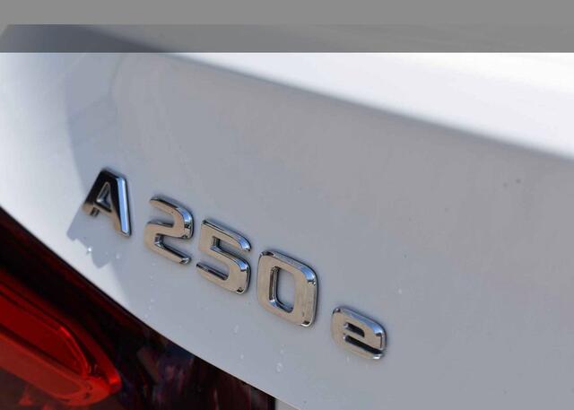 Mercedes-Benz A-KLASSE 250 e Business Solution AMG Limited l Panoramaschuifdak l DISTRONIC PLUS l Trekhaak l l Memory stoelen l 360 camera l Sfeerverlichting l Apple CarPlay l Leder l Stoelverwarming l Widescreen l Sfeerverlichting l Airco l LED l Keyless Go l Night pakket l LE