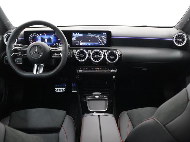 Mercedes-Benz A-KLASSE 250e Business Solution AMG | Panoramaschuifdak | Night | Multibeam Led | Achteruitrijcamera | Afneembare trekhaak |