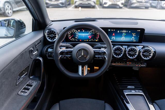 Mercedes-Benz A-KLASSE 180 Business Solution AMG | Panoramaschuifdak | Premium Plus | Head-Up | MULTIBEAM LED | Dodehoekassistent | 19 inch AMG-velgen |