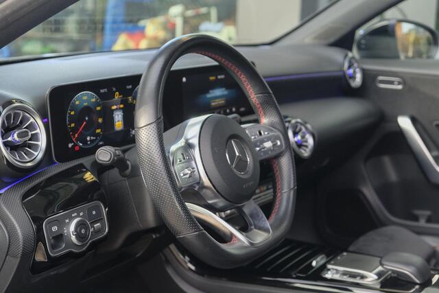 Mercedes-Benz A-KLASSE A220 AMG 190pk Panoramadak Widescreen Night pakket 19" LMV Sfeerverlichting