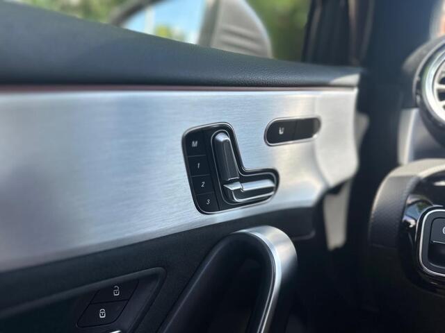 Mercedes-Benz A-KLASSE 180 | AMG | Pano | Memory | Camera | Dealer Onderhouden |