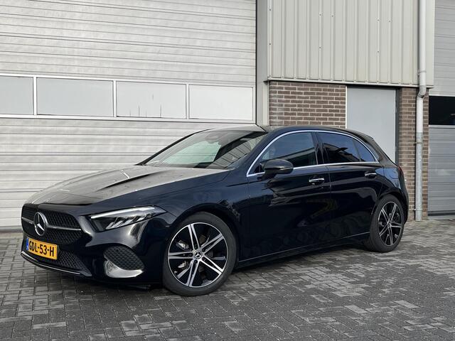 Mercedes-Benz A-KLASSE 180 Star Edition Luxury | Panoramadak | Apple CarPlay | Android Auto | Donkergetint Glas Achter | Sfeerverlichting | Stoelverwarming | Achteruitrijcamera | Parkeersensoren | Elektrisch Inklapbare Buitenspiegels