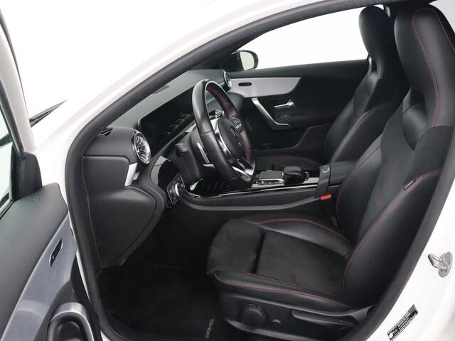 Mercedes-Benz A-KLASSE 250e AMG Limited | Stoelverwarming | Widescreen | Sfeerverlichting | Camera | Navigatie | Leder/Alcantara | Park Assist | Sportstoelen | Full LED | Climate control | PHEV | Plug In