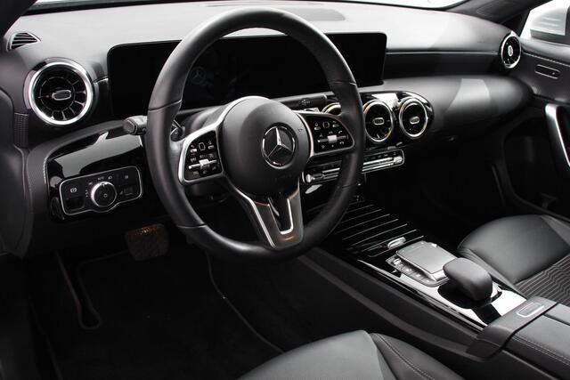 Mercedes-Benz A-KLASSE 180 Progressive 7-DCT | Navigatie | Climate Control | Virtual Cockpit | Stoelverwarming | 17" Lichtmetalen velgen | Parkeer sensoren | Cruise Control