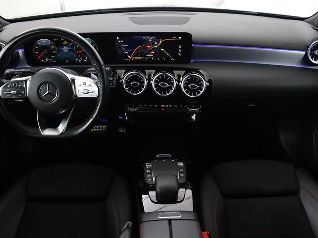 Mercedes-Benz A-KLASSE 180 AMG | Adaptive cruise | Trekhaak | Stoelverwarming | Camera | Leder/Alcantara | Sfeerverlichting | Navigatie | Park Assist | Full LED | Climate control | Bluetooth