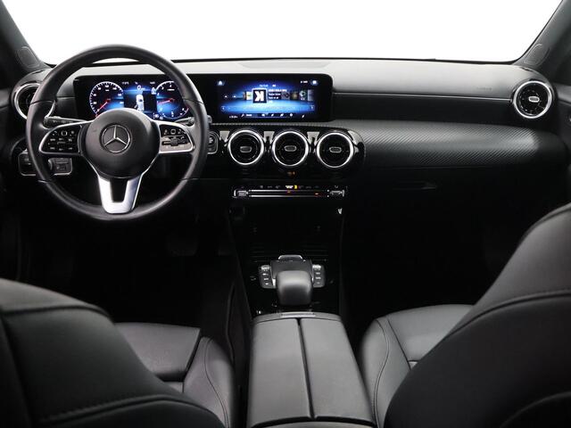 Mercedes-Benz A-KLASSE 180 Business Line | Apple carplay | Widescreen | Achteruitrijcamera | LED | Stoelverwarming |