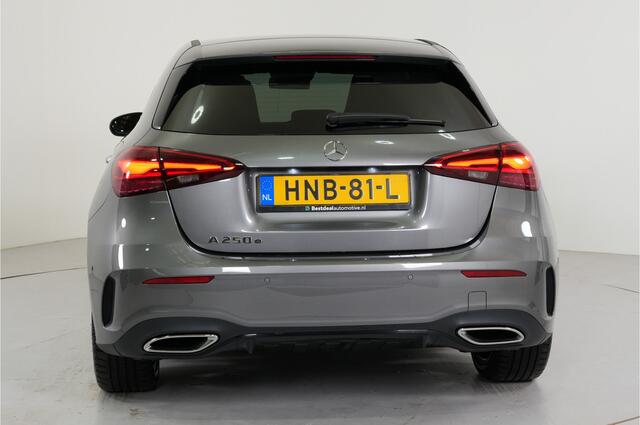 Mercedes-Benz A-KLASSE 250 e AMG Night PHEV 218 pk | Trekhaak | Camera | Stl. verw. | Sfeerverl. | Dodehoek |