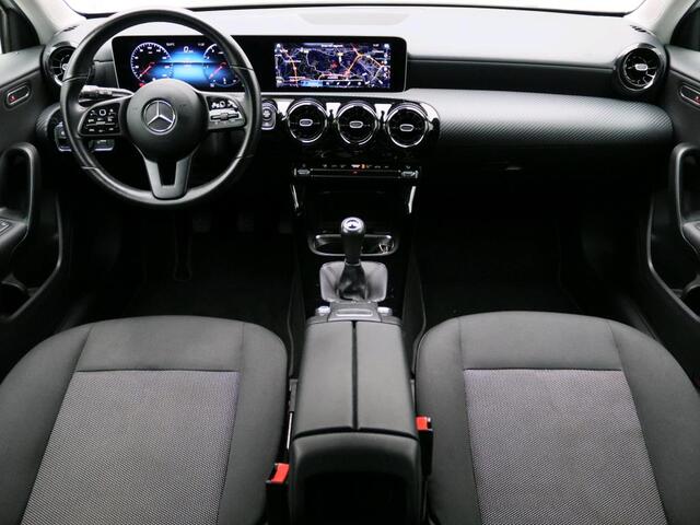 Mercedes-Benz A-KLASSE 160 Business Solution Ledkoplampen | Apple CarPlay | Achteruitrijcamera | Stoelverwarming Voor. Inclusief 24 maanden Mercedes-Benz Certified garantie voor Europa.