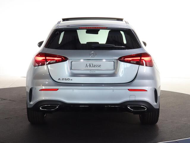 Mercedes-Benz A-KLASSE 250e Star Edition Luxury Line | Panoramaschuifdak | Night | Stoelverwarming voor | Achteruitrijcamera