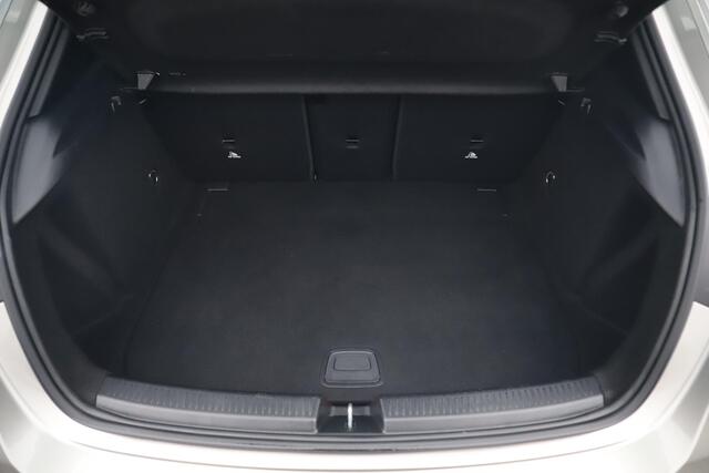 Mercedes-Benz A-KLASSE 160 AMG Line Widescreen Full LED Half Leder Sportstoelen Navigatie Camera Clima Lane Assist Cruise Parkeersensors 18 inch AMG LMV