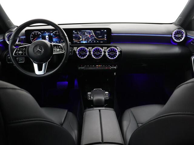 Mercedes-Benz A-KLASSE 180 Luxury Line | Getint glas | Premium pack | Stoelverwarming | Apple Carplay |