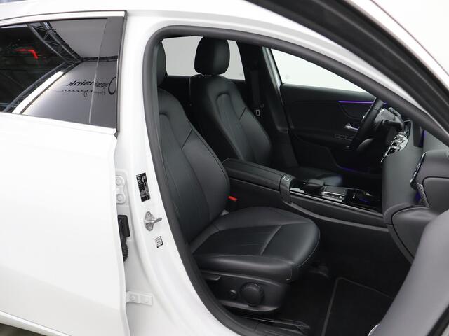 Mercedes-Benz A-KLASSE 180 Luxury Line | Getint glas | Premium pack | Stoelverwarming | Apple Carplay |