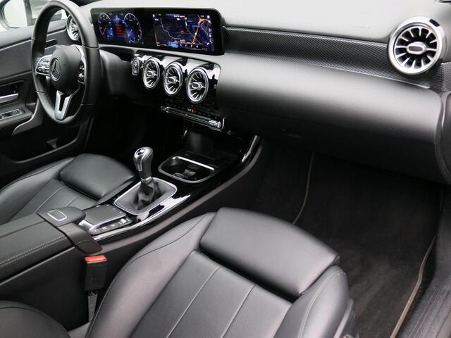 Mercedes-Benz A-KLASSE 160 Business Solution Luxury Led Lights | Apple CarPlay | Achteruitrijcamera | Stoelverwarming Voor | Spiegelpakket. Inclusief 24 maanden MB Certified garantie voor Europa.