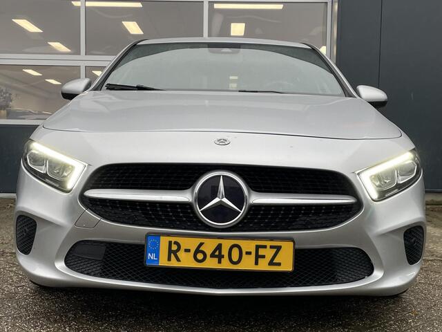 Mercedes-Benz A-KLASSE 180 Business Solution AMG - Navigatie - Camera - Stoelverwarming - LED koplampen
