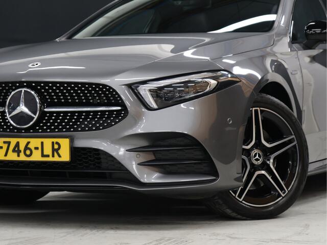 Mercedes-Benz A-KLASSE 250 e AMG Limited *WEEKAANBIEIDNG* [SCHUIFKANTELDAK, SFEERVERLICHTING, CAMERA, PDC V+A, MEMORY SEATS, APPLE CARPLAY, ANDROID AUTO, CRUISE CONTROL, STOELVERWARMING, NIEUWSTAAT]