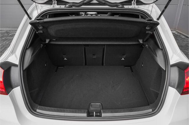 Mercedes-Benz A-KLASSE AMG 35 4MATIC Night Pano 360° Nieuwstaat