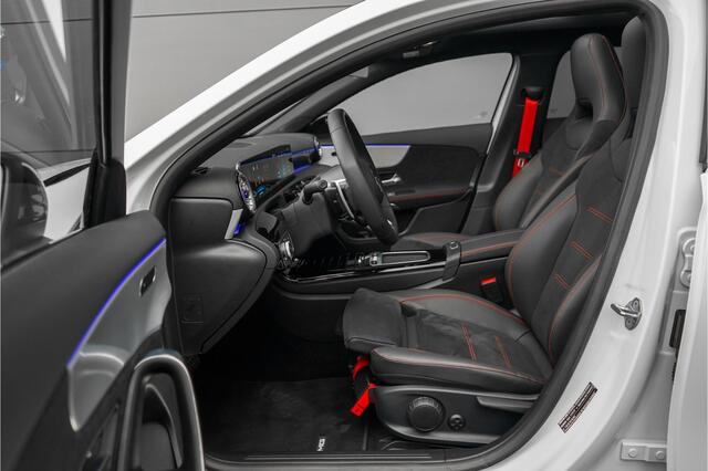 Mercedes-Benz A-KLASSE AMG 35 4MATIC Night Pano 360° Nieuwstaat
