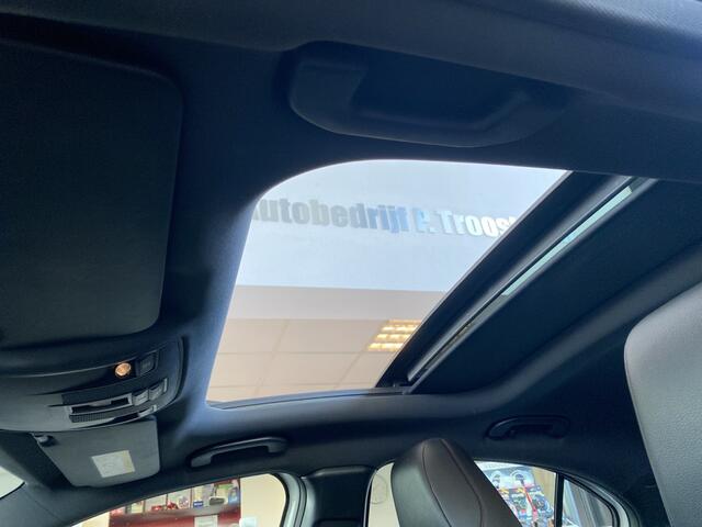 Mercedes-Benz A-KLASSE 180 Business Solution AMG,Automaat,Panoramadak,Navigatie,Achteruitrijcamera,Climate&Cruiscontrol,Spraakbediening,Trekhaak,Sport Interieur,Leder/Stof Bekleding,18 Inch Lmv