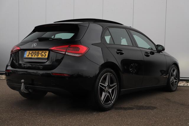 Mercedes-Benz A-KLASSE 160 Business Solution Panoramadak Widescreen Trekhaak 18 inch AMG Velgen Navigatie Camera Full LED Lane Assist Stoelverwarming