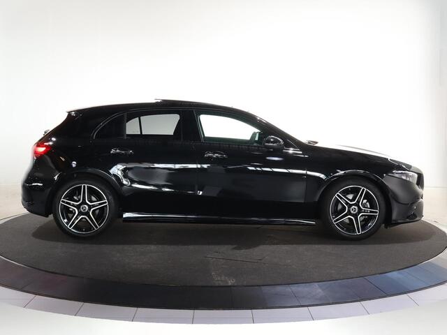 Mercedes-Benz A-KLASSE 180 Star Edition AMG Line | Panoramaschuifdak | Night | Multibeam LED | DISTRONIC | Dodehoekassistent