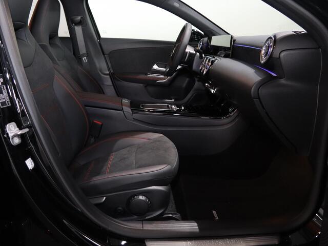 Mercedes-Benz A-KLASSE 180 Star Edition AMG Line | Panoramaschuifdak | Night | Multibeam LED | DISTRONIC | Dodehoekassistent