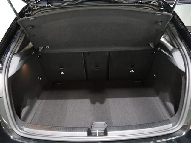 Mercedes-Benz A-KLASSE 180 Star Edition AMG Line | Panoramaschuifdak | Night | Multibeam LED | DISTRONIC | Dodehoekassistent