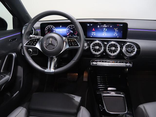 Mercedes-Benz A-KLASSE 180 Star Edition Luxury Line | Panoramaschuifdak | Nightpakket | Digitaal display | Achteruitrijcamera | Led-koplampen | Stoelverwarming |