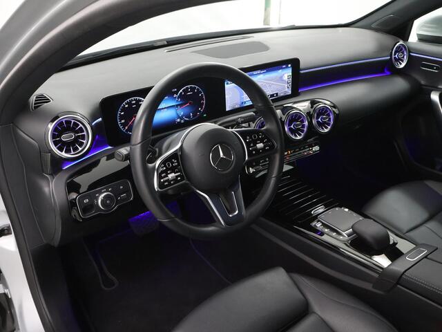 Mercedes-Benz A-KLASSE 180 Luxury Line | Distronic | Getin glas | Stoelverwarming | Achteruitrijcamera | Apple Carplay |