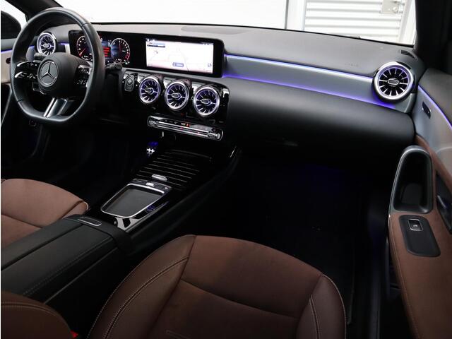 Mercedes-Benz A-KLASSE 250 e AMG Line | Panoramadak | Trekhaak | Multispaak | Dodehoekassistent | Navigatie | Camera | Automaat