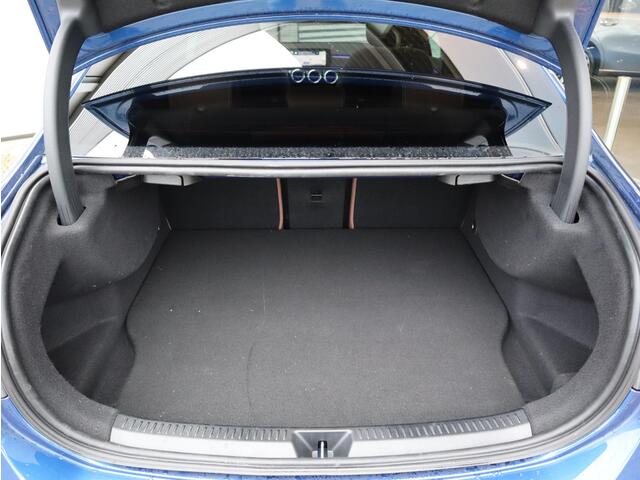 Mercedes-Benz A-KLASSE 250 e AMG Line | Panoramadak | Trekhaak | Multispaak | Dodehoekassistent | Navigatie | Camera | Automaat